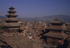 Sdasien, Nepal - Tibet: Sagenhaftes Land des Dalai Lama - Stadtkulisse mit sdasiatischer Architektur
